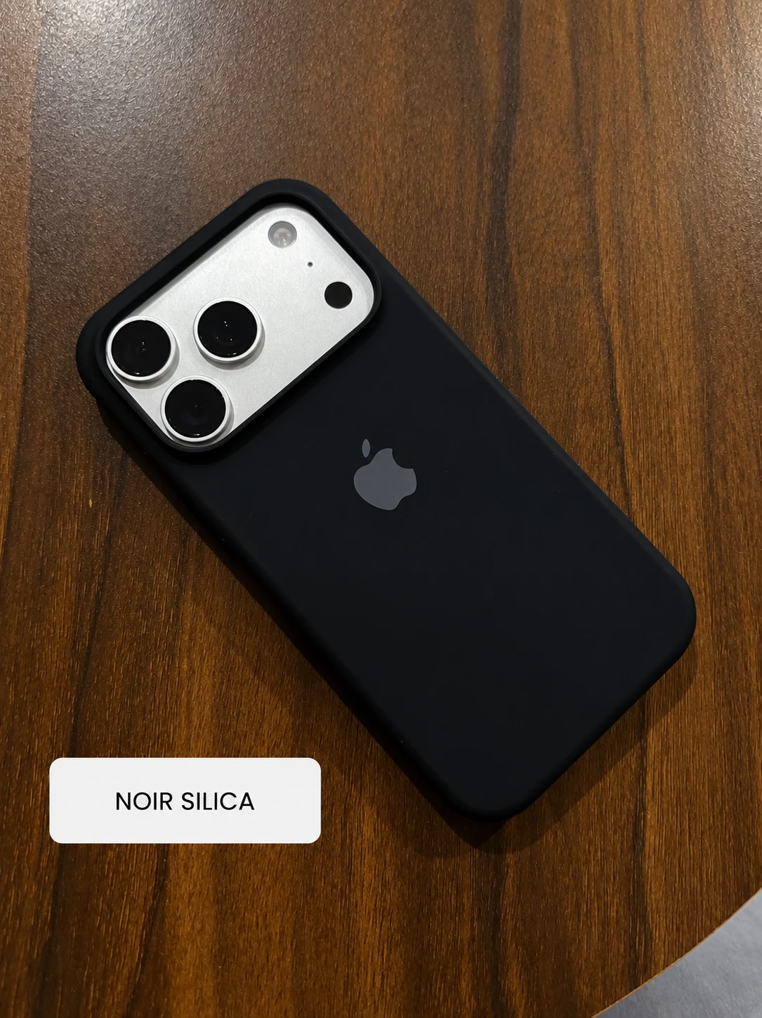 Noir Silica phone case lifestyle